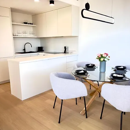 Sky Park Sunrise Apartment, 2 Bedrooms, Downtown Bratysława