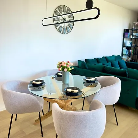 Sky Park Sunrise Apartment, 2 Bedrooms, Downtown 布拉迪斯拉发